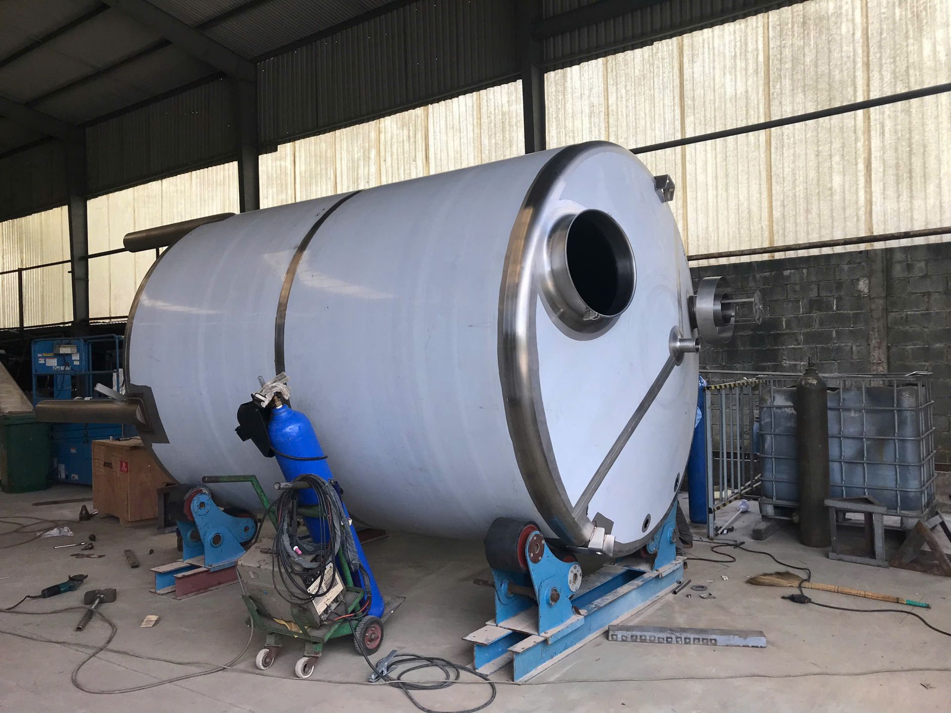 Chi phí gia công bồn inox công nghiệp phụ thuộc yếu tố nào?