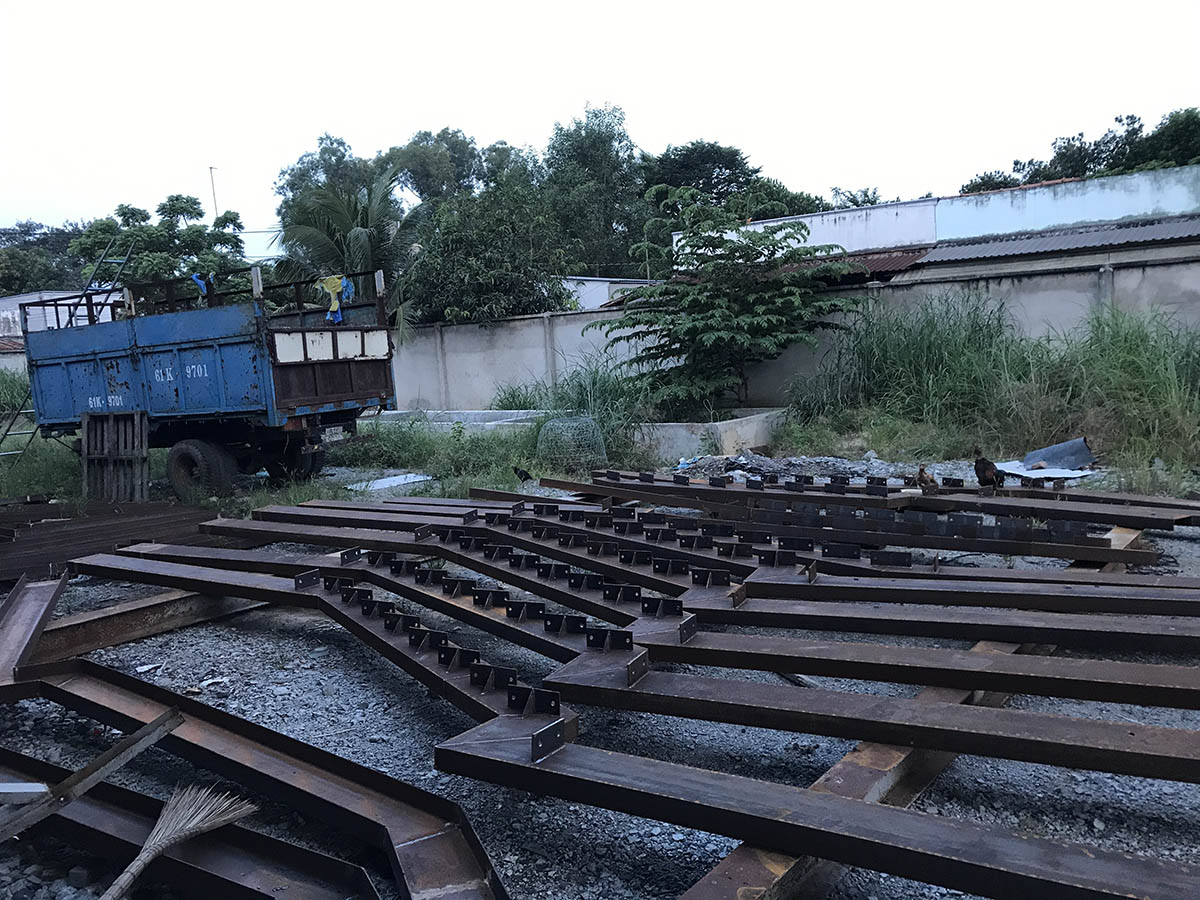 Cầu thang thép công nghiệp: Tiêu chuẩn an toàn cần biết