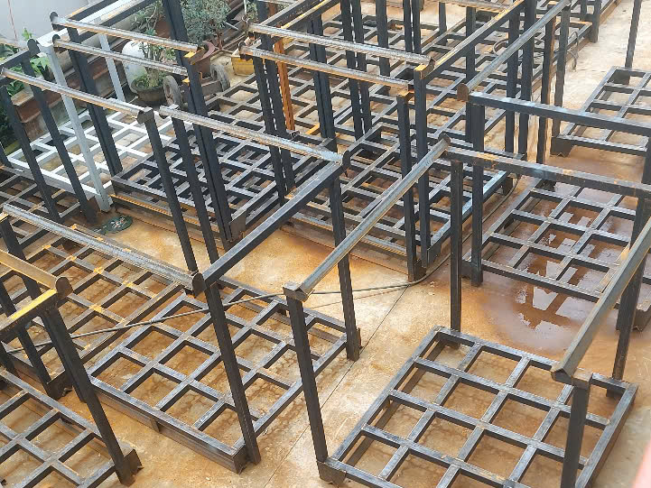 Pallet sắt vs pallet gỗ: Nên chọn loại nào cho kho hàng?
