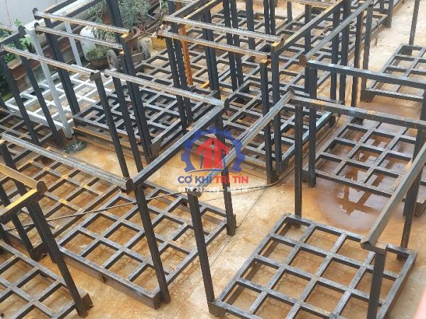 Pallet sắt vs pallet gỗ: Nên chọn loại nào cho kho hàng?
