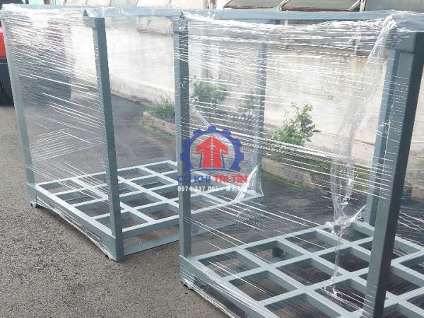 Pallet thép mạ kẽm: Ưu điểm và ứng dụng thực tế