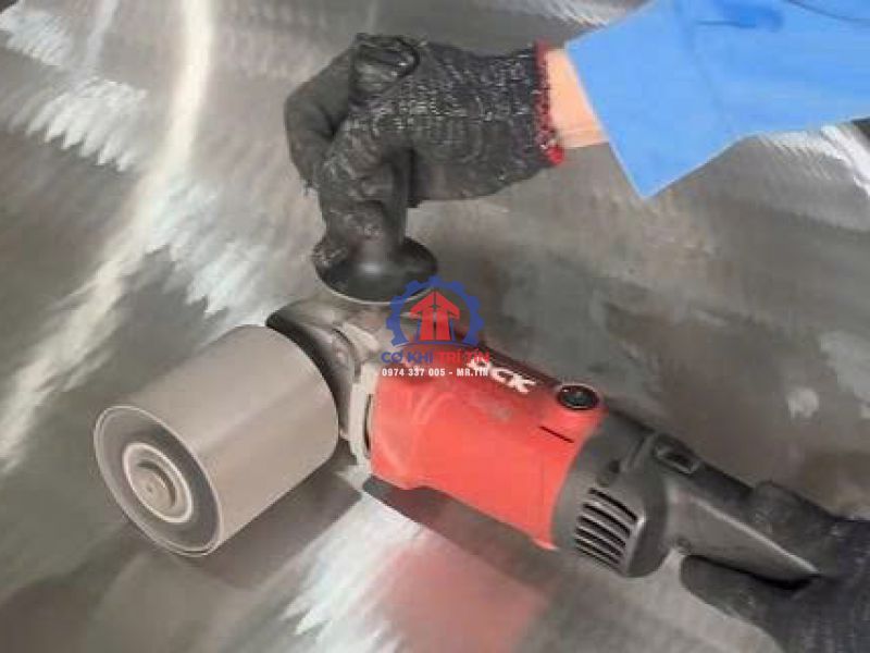 Đánh bóng, hoàn thiện bề mặt thiết bị inox công nghiệp