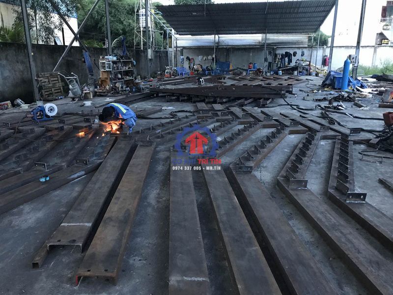 Cầu thang thép công nghiệp đạt tiêu chuẩn an toàn