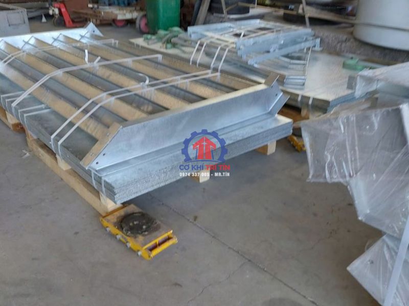 Sàn thép và sàn mắt cáo trong nhà xưởng công nghiệp