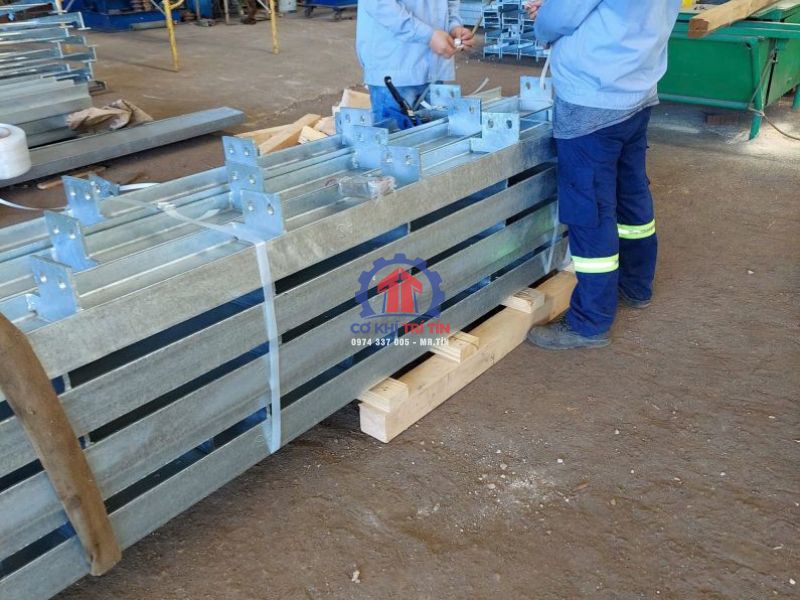 Hoàn thiện gia công cầu thang thoát hiểm tại cơ khí Trí Tín