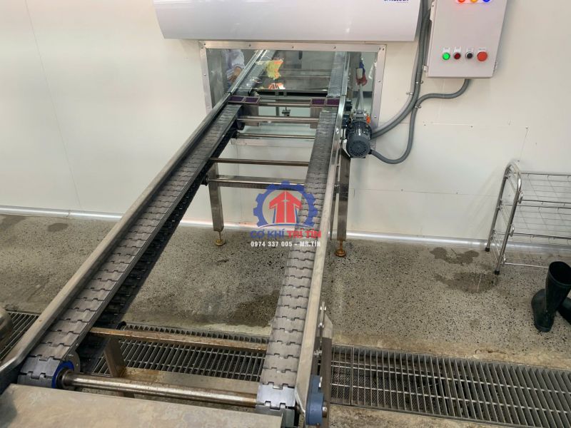 Băng tải inox công nghiệp trong dây chuyền sản xuất