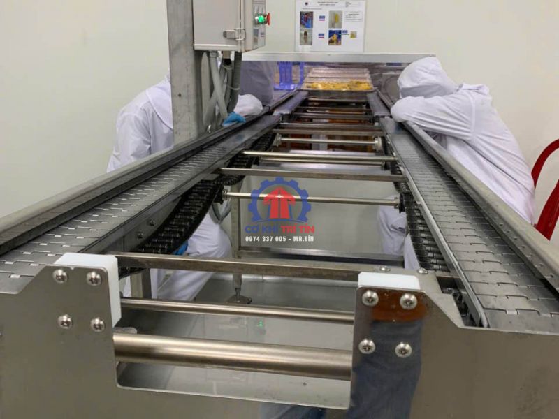Băng tải inox công nghiệp trong dây chuyền sản xuất