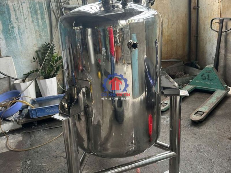 Bồn khuấy inox được thiết kế và gia công theo yêu cầu, hoàn thiện bề mặt trong và ngoài Ra ≤ 0.4.