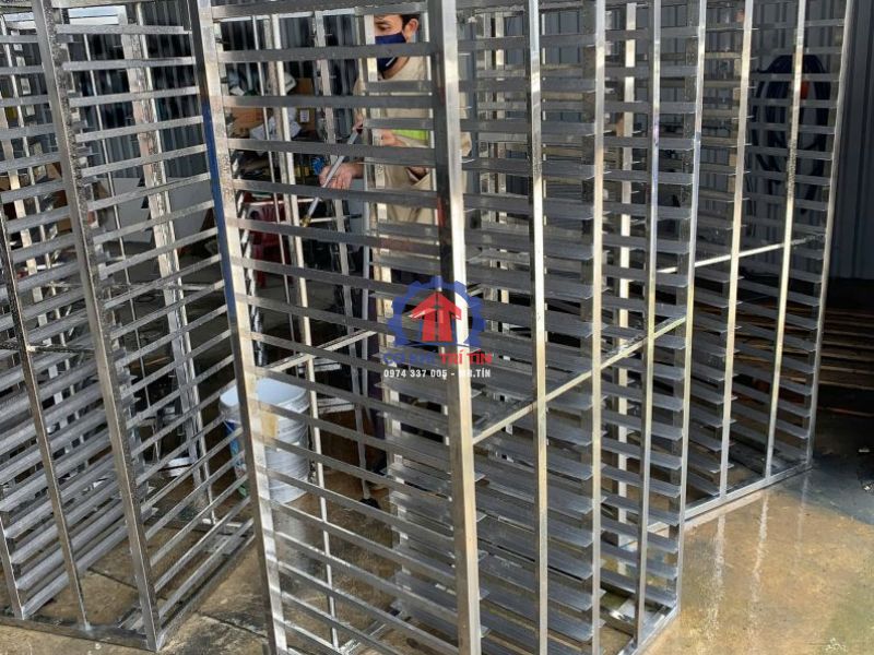 Xe đẩy và khay inox công nghiệp dùng trong ngành thực phẩm