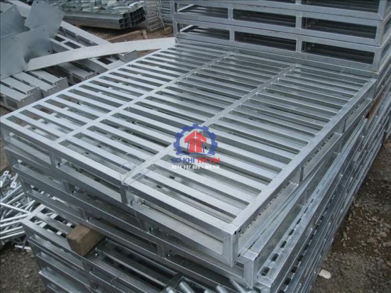 Pallet thép mạ kẽm chống gỉ trong kho hàng